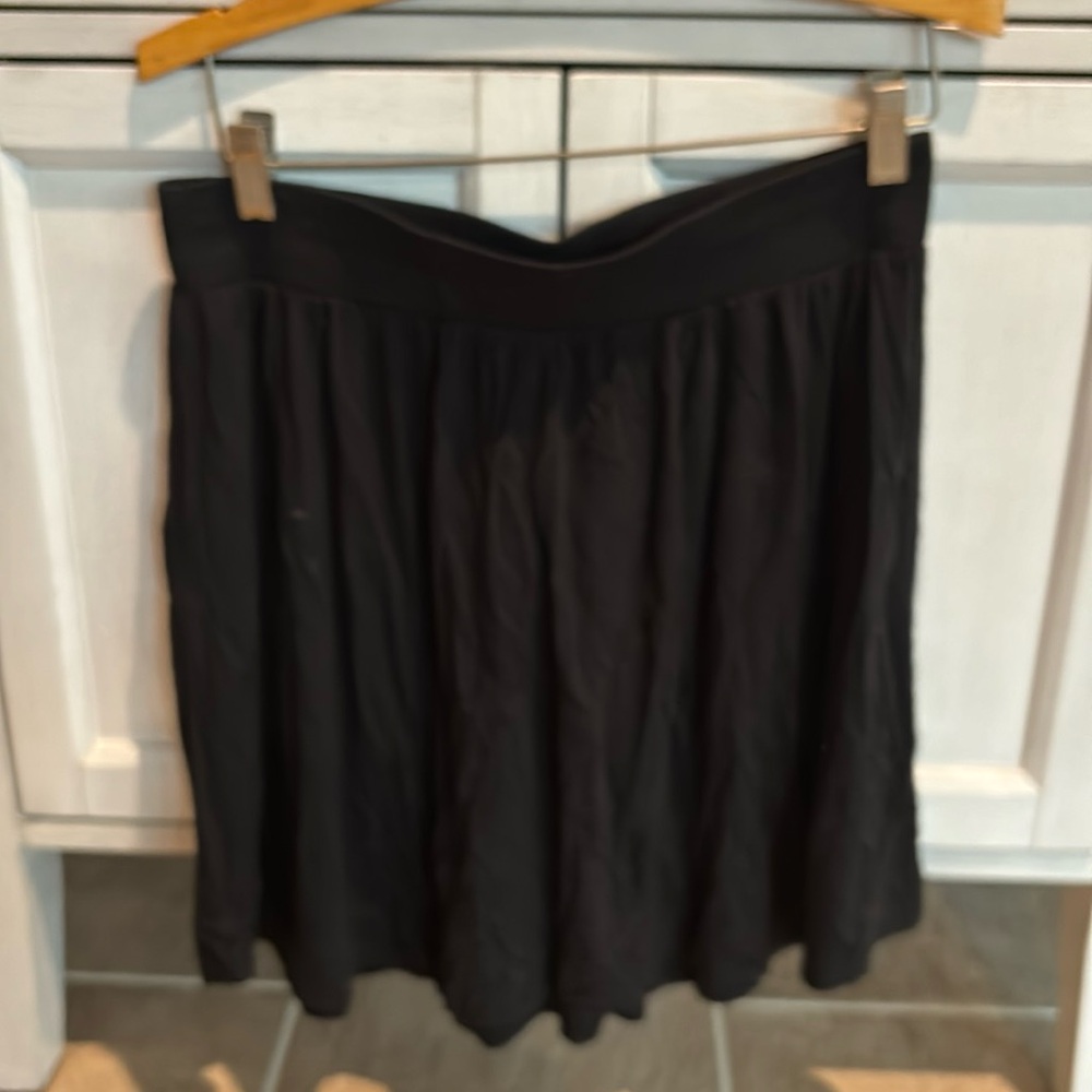 Loft Woman’s black short flared skirt. Wide elastic band.